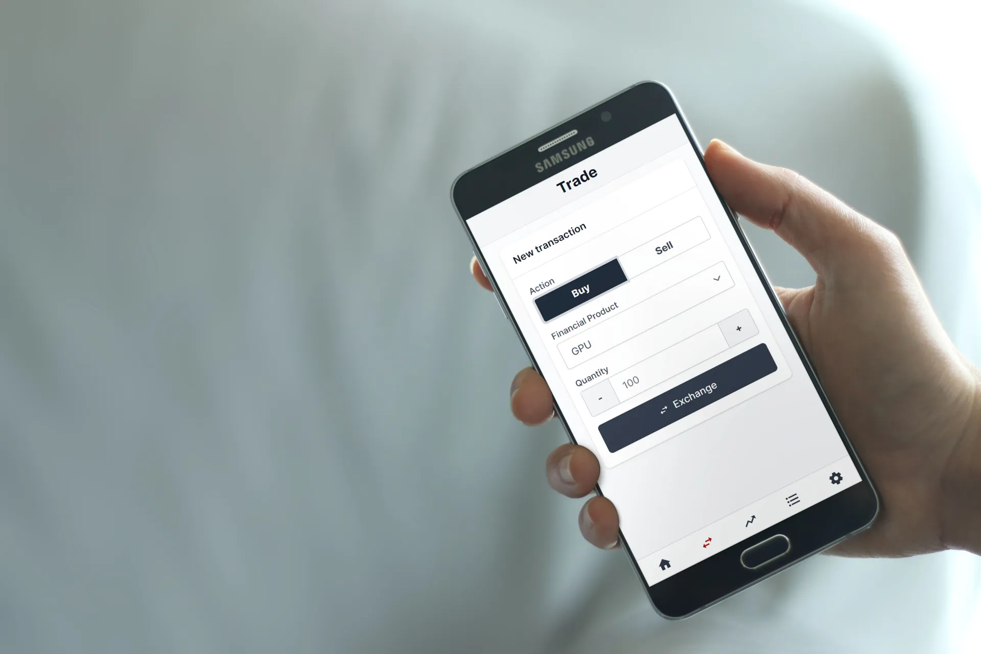 Personne effectuant des transactions sur un ordinateur portable